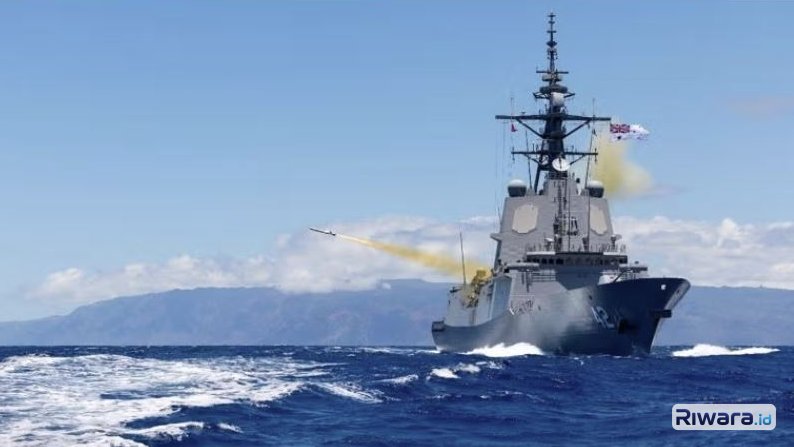 Kapal perang Australia HMAS Sidney menembakkan rudal serang dalam latihan Rimpac 2024